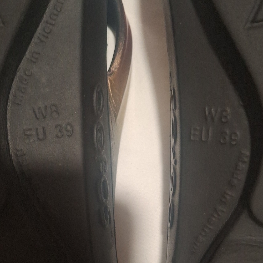 OOFOS Black and Gold Women's Sandals Size 8 - Picture 7 of 9